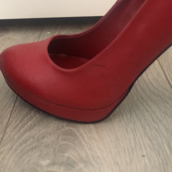 Red stilettos - Picture 2 of 4